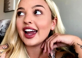 Amateur sweet blonde babe sucking cock