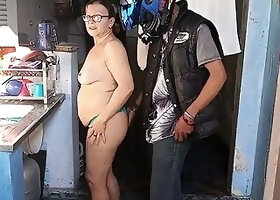 Motoboy fucks milf after a delivery