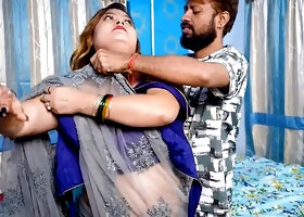 Bhaiya ke bahar jaate hi badi doodhwali bhabhi ko chod diya